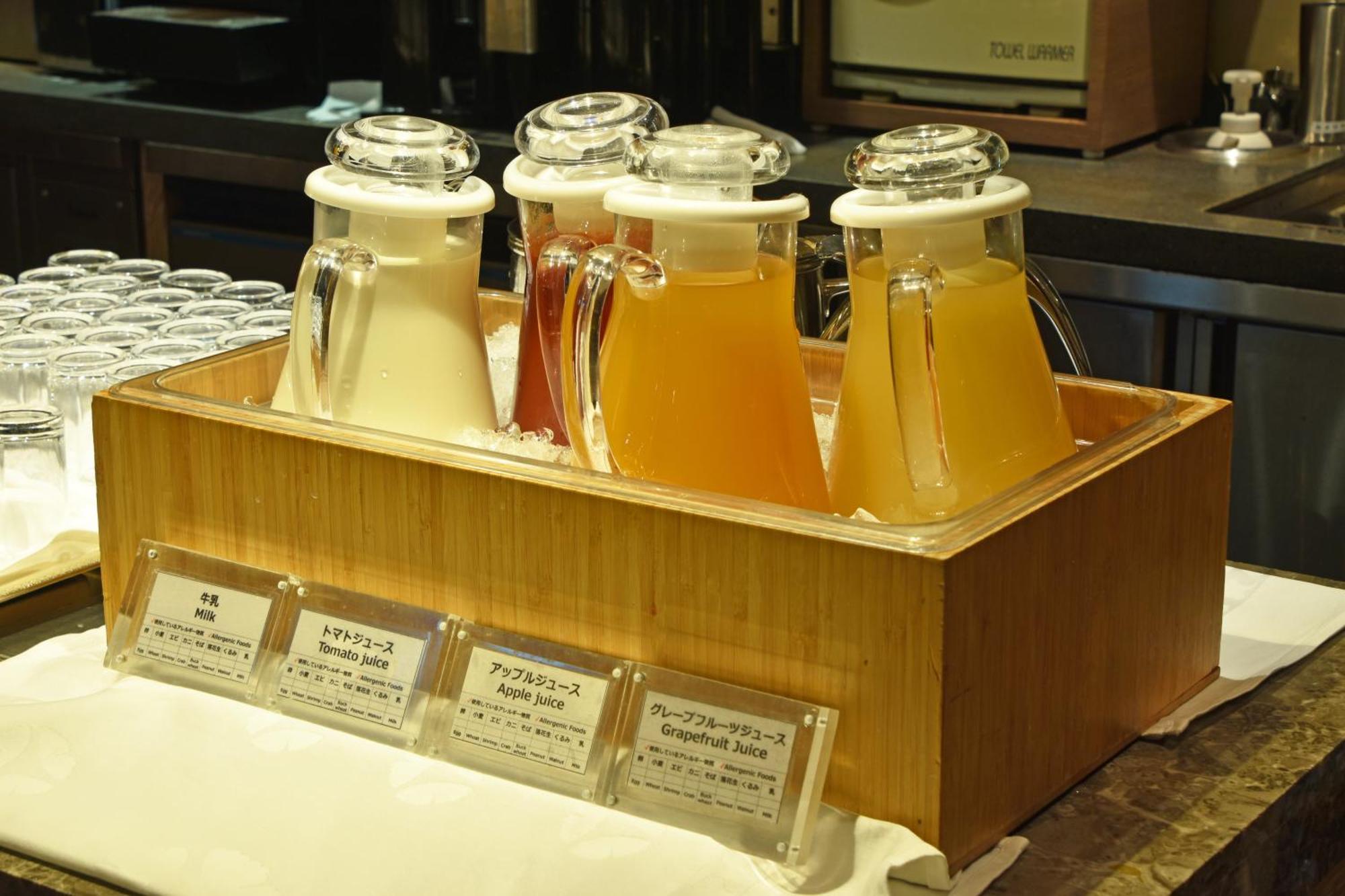 Hotel Okura Fukuoka Фукуока Екстер'єр фото Bottles of Japanese tea