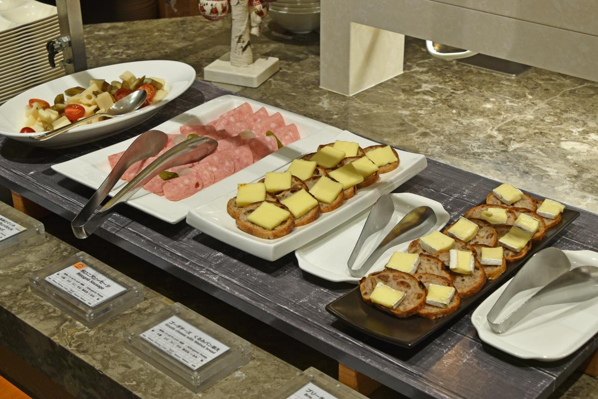 Hotel Okura Fukuoka Фукуока Екстер'єр фото A cheese platter