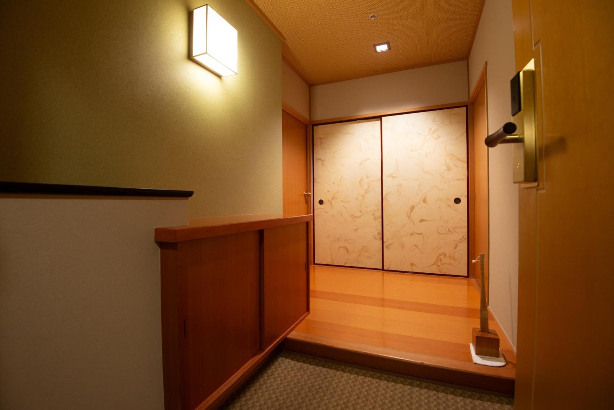 Hotel Okura Fukuoka Фукуока Екстер'єр фото A small genkan